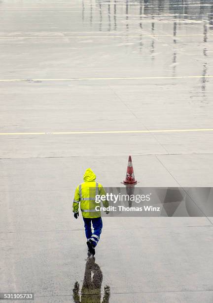 airport worker in the rain - tarmac worker stock pictures, royalty-free photos & images