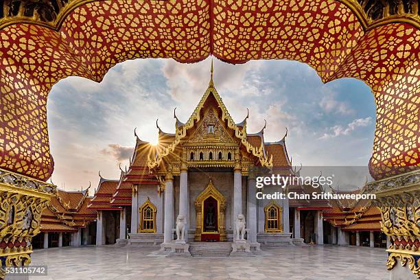 the marble temple , thailand - wat pho - fotografias e filmes do acervo