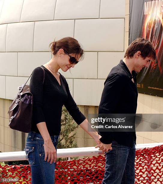 Actors Tom Cruise and Katie Holmes arrive at the Spanish photocall for "War of the Worlds" at the Planetario on June 21, 2005 in Madrid, Spain. The...