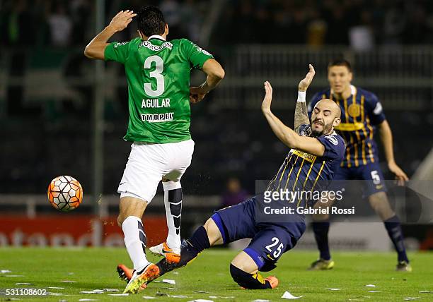 Javier Pinola of Rosario Central fights for the ball with Felipe Aguilar of Atletico Nacional during a first leg match between Rosario Central and...