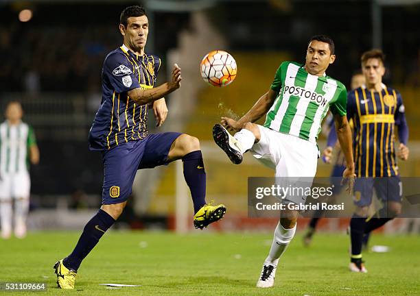 German Herrera of Rosario Central fights for the ball with Daniel Bocanegra of Atletico Nacional during a first leg match between Rosario Central and...