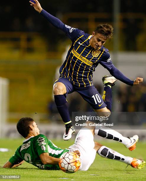 Franco Cervi of Rosario Central fights for the ball with Felipe Aguilar of Atletico Nacional during a first leg match between Rosario Central and...