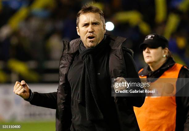 Eduardo Coudet coach of Rosario Central gestures prior a first leg match between Rosario Central and Atletico Nacional as part of quarter finals of...