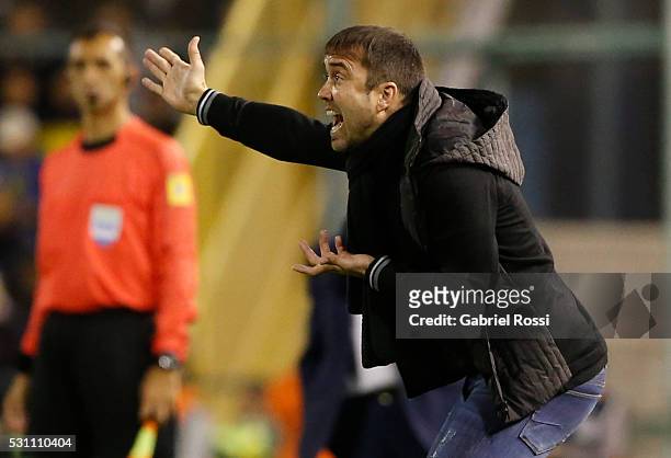 Eduardo Coudet coach of Rosario Central gives instructions to his players during a first leg match between Rosario Central and Atletico Nacional as...