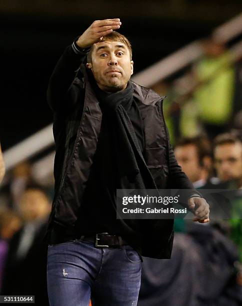 Eduardo Coudet coach of Rosario Central gives instructions to his players during a first leg match between Rosario Central and Atletico Nacional as...