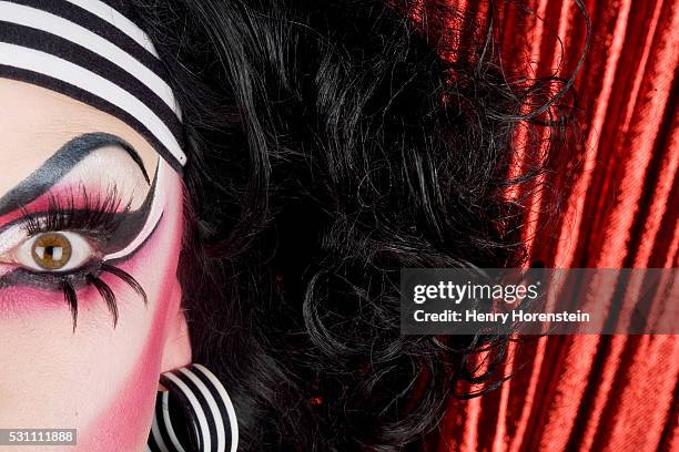 drag queen wearing stage makeup - crossdressing photos et images de collection