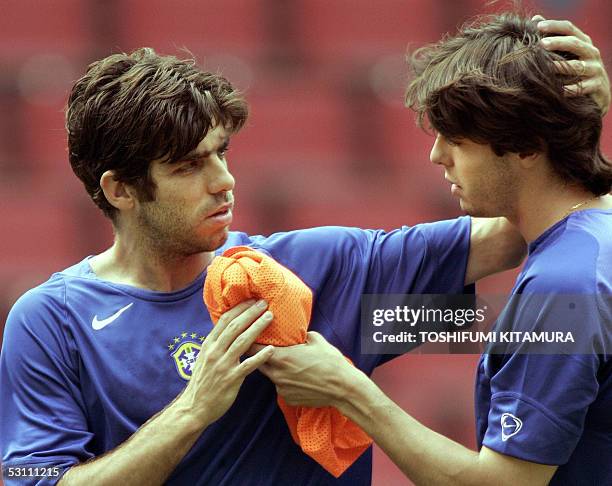 Brazilian midfielder Juninho Pernambucano receives a bib from Kaka during the team's official training session in Cologne, 21 June 2005. Brazil is to...