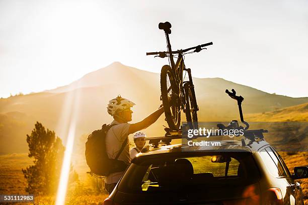 befestigung fahrrad zu einem dach carrier auf ein auto - holiday elements stock-fotos und bilder