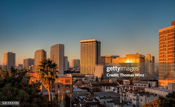 skyline of oakland at sunrise - oakland imagens e fotografias de stock