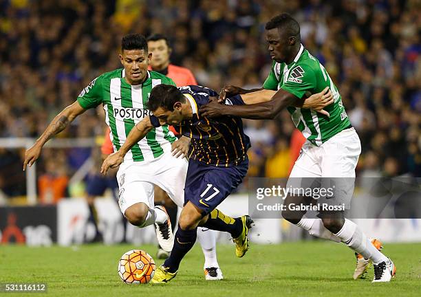 German Herrera of Rosario Central fights for the ball with Davinson Sanchez Mina of Atletico Nacional during a first leg match between Rosario...