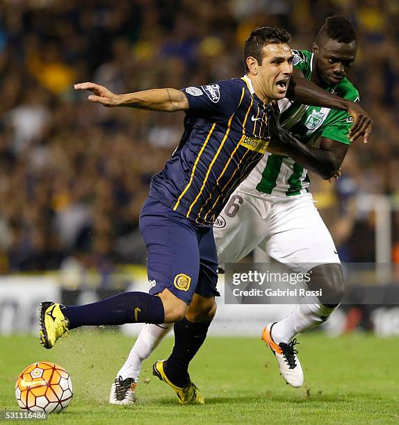 German Herrera of Rosario Central fights for the ball with Davinson Sanchez Mina of Atletico Nacional during a first leg match between Rosario...