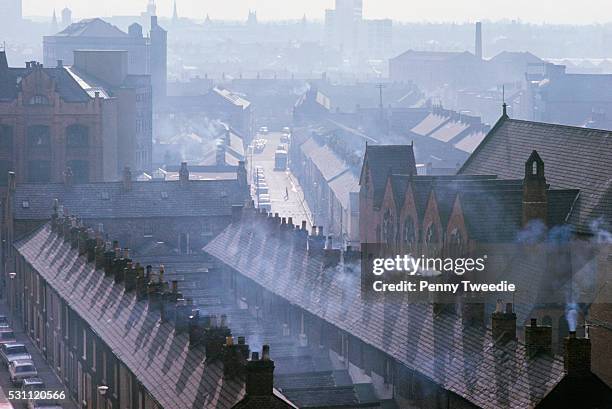 roofs and smoking chimneys of houses in belfast - britain in the 90s stockfoto's en -beelden