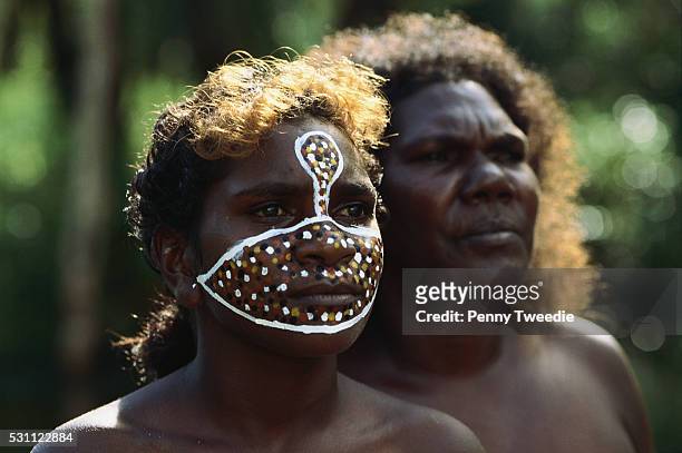aboriginal woman painted with totems - totem imagens e fotografias de stock