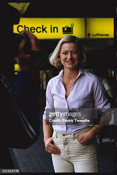 bbc journalist kate adee in airport - bbc woman stock pictures, royalty-free photos & images
