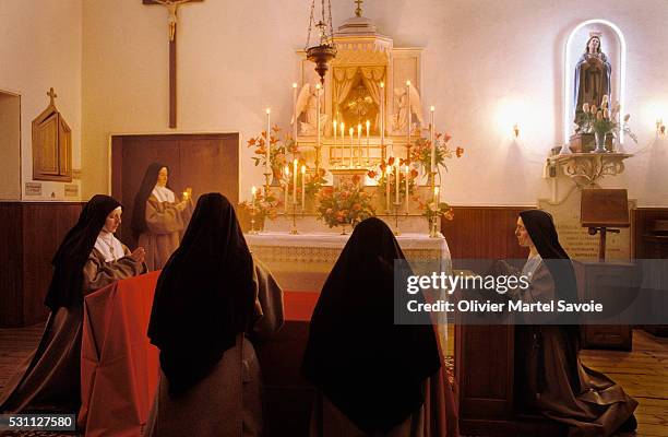 forty hours of adoration at a contemplative order convent - convento foto e immagini stock