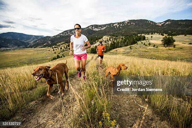 a man and woman trail running - cross country running 個照片及圖片檔