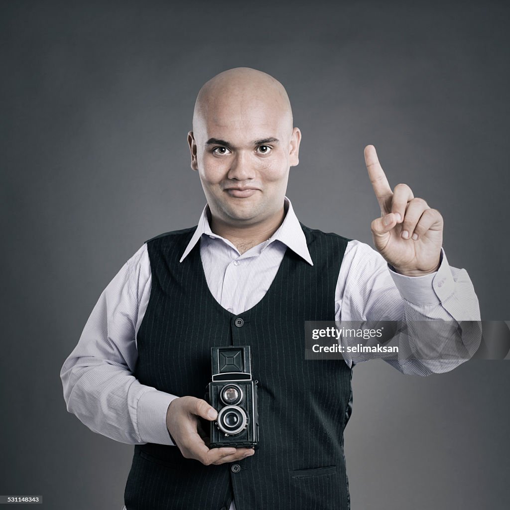 Fotograf holding TLR-Kamera