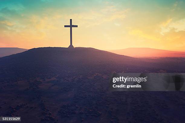 cruce en el medio del desierto - cristiano fotografías e imágenes de stock