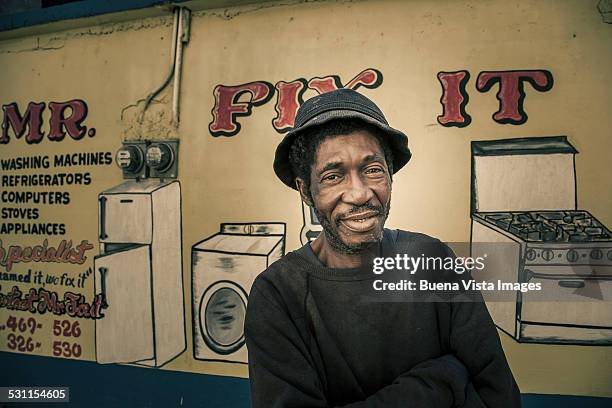 man in front of his repair shop - kingston-jamaica stockfoto's en -beelden