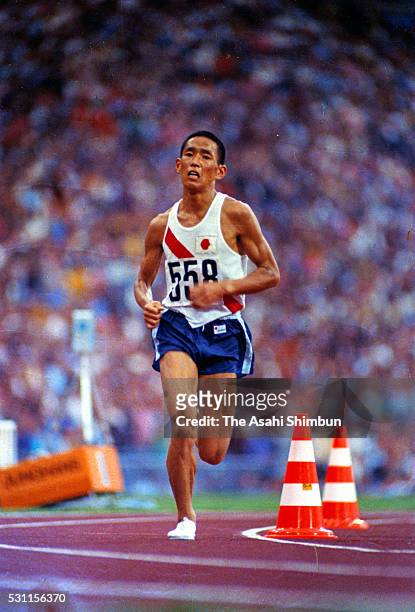 Kenji Kimihara of Japan competes in the Men's Marathon during the Munich Summer Olympic Games at the Olympic Stadium on September 10, 1972 in Munich,...