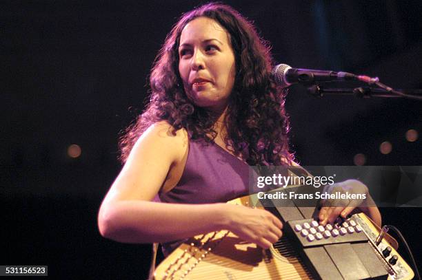 Grey DeLisle, vocal and autoharp, performs at the Melkweg on October 5th 2003 in Amsterdam, the Netherlands.