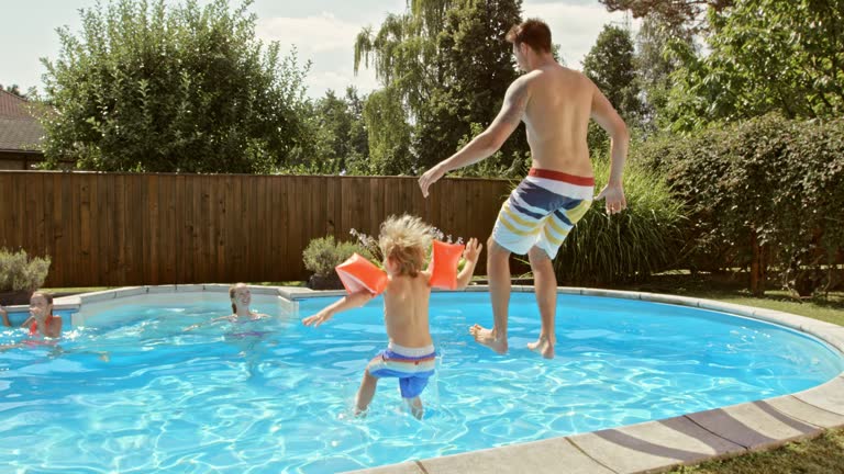 https://media.gettyimages.com/id/531166506/video/father-and-son-jumping-into-the-pool-together.jpg?b=1&s=640x640&k=20&c=IpIra4mSGXvxYUk3e1BJ2xADEpPy6K7e1FBed9FDSt4=