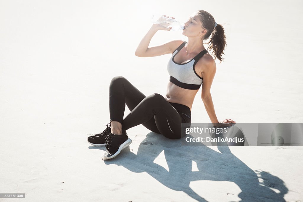 Mulher jovem em refrescos