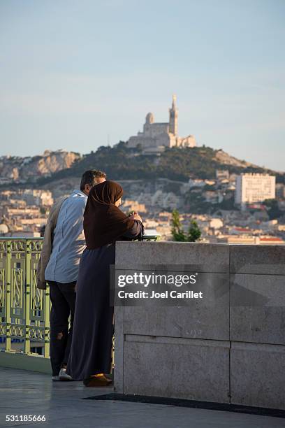 muslim couple in marseille, france - 馬賽族 個照片及圖片檔