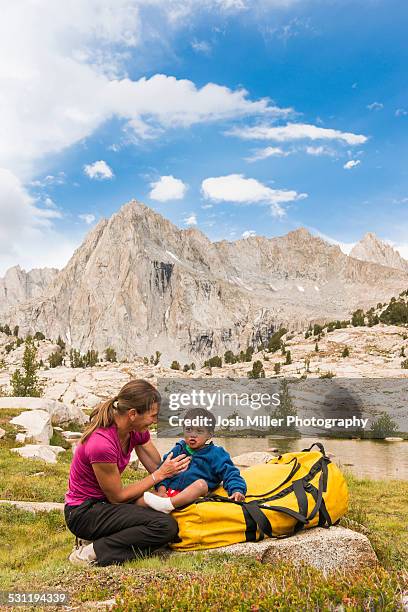 mom and son playing below picture peak, high sierra - casta bishop imagens e fotografias de stock