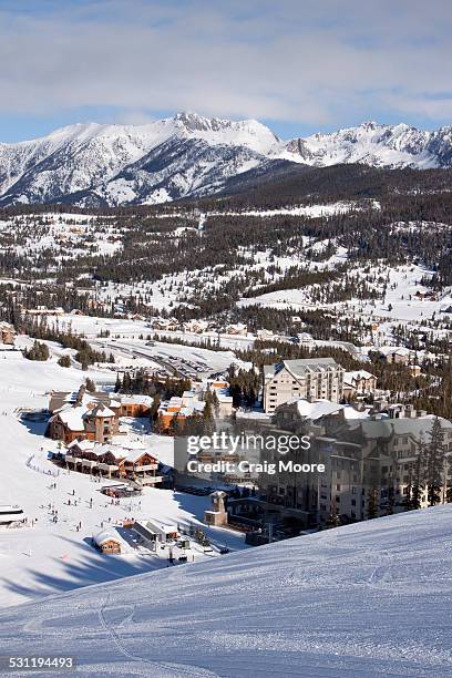 ski hotels in big sky, montana. - gallatin county montana stockfoto's en -beelden