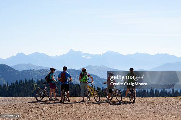 a family stand with bikes in whitefish, montana during summer. - montana western usa 個照片及圖片檔