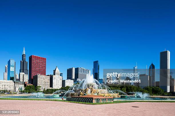 usa, illinois, chicago, millennium park with buckingham fountain - chicago millennium park stock-fotos und bilder