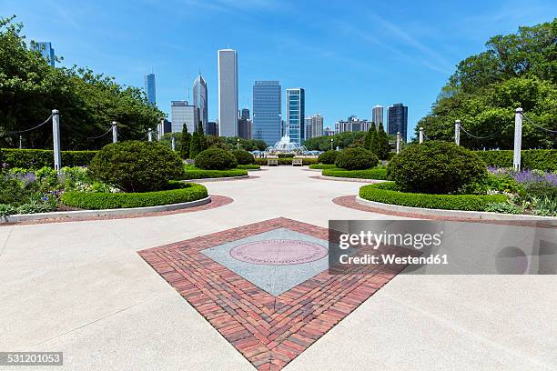 usa, illinois, chicago, millennium park with buckingham fountain - millennium park chicago 個照片及圖片檔