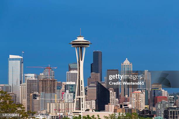 usa, washington state, skyline of seattle with space needle - space needle stock pictures, royalty-free photos & images