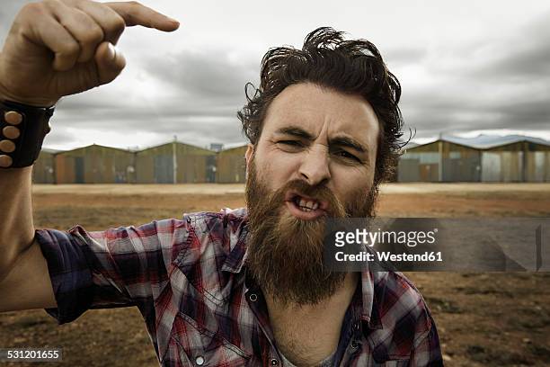 angry man with full beard shouting at camera - barba peluria del viso foto e immagini stock