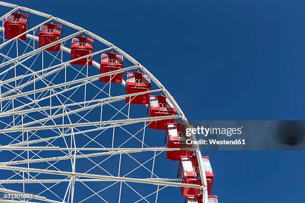 ferris wheel against blue sky - navy pier stock-fotos und bilder