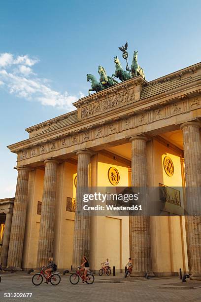 germany, berlin, berlin-mitte, brandenburg gate in the evening light - porta de brandemburgo imagens e fotografias de stock