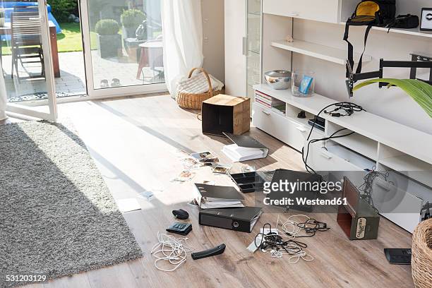 chaos after burglary in an one-family house - damaged stock-fotos und bilder