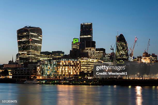 united kingdom, england, london, river thames, high-rise buildings, swiss re tower, tower 42, 20 fenchurch street in the evening light - wolkenkratzer swiss re tower stock-fotos und bilder