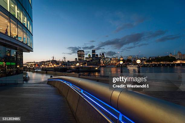 united kingdom, england, london, river thames, view to high-rise buildings, swiss re tower, tower 42, 20 fenchurch street and tower of london in the evening - wolkenkratzer swiss re tower stock-fotos und bilder