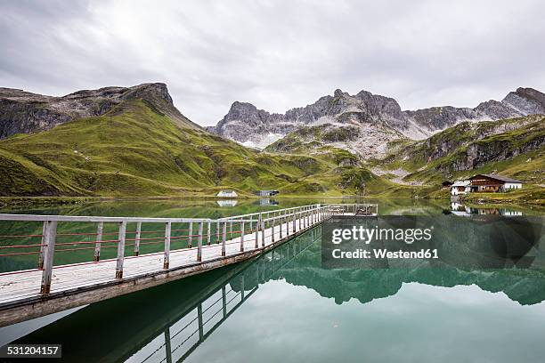 austria, vorarlberg, lechtal alps, lake zuersersee, wooden boardwalk - チュルス ストックフォトと画像