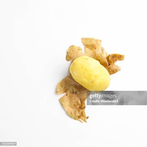 peeled potato - gekookte aardappel stockfoto's en -beelden