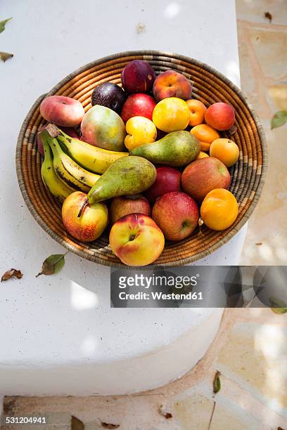 spain, organic food, basket full of fruits - fruitschaal stockfoto's en -beelden
