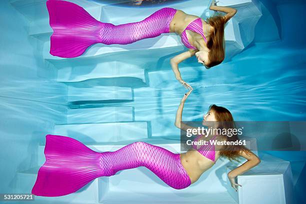 mermaid girl watching her reflection under water - flipper fotografías e imágenes de stock
