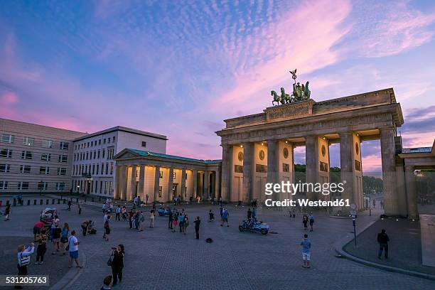 germany, berlin, pariser platz, brandenburger gate at sunset - quadriga statue brandenburg gate stock pictures, royalty-free photos & images