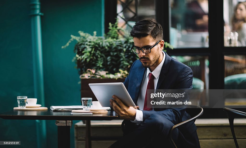 Geschäftsmann mit tablet im Café