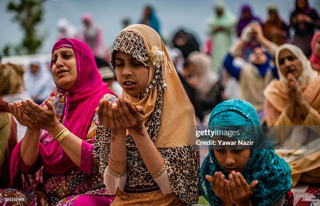 Muslim Devotees Throng To Hajratbal On Friday Following In Kashmir
