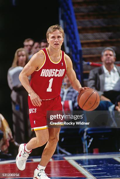 Scott Brooks of the Houston Rockets dribbles the ball up court during a game against the Sacramento Kings circa 1994 at the ARCO Arena in Sacramento,...