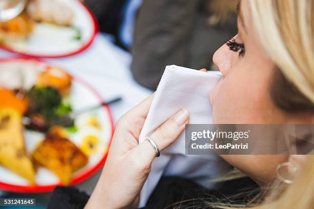 amigos disfrutar de un brunch - servilleta fotografías e imágenes de stock
