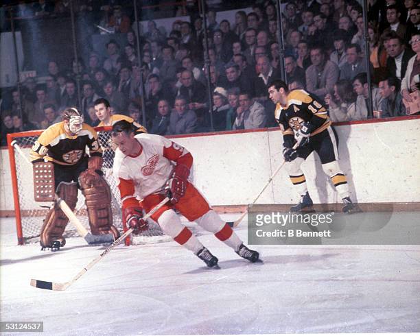Gordie Howe of the Detroit Red Wings skates on the ice during an NHL game against the Boston Bruins circa 1968 at the Boston Garden in Boston,...